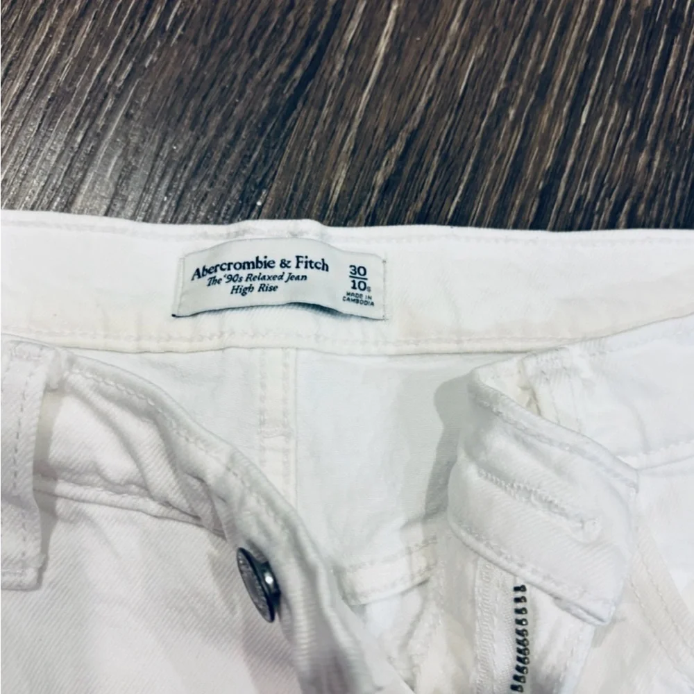 Abercrombie & Fitch High-Rise Straight White Jeans short inseam size 30 / 10